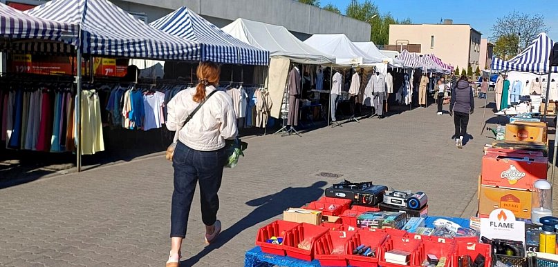 Handlowcy na pleszewskim targowisku zaniepokojeni. Nowe wymagania niszczą