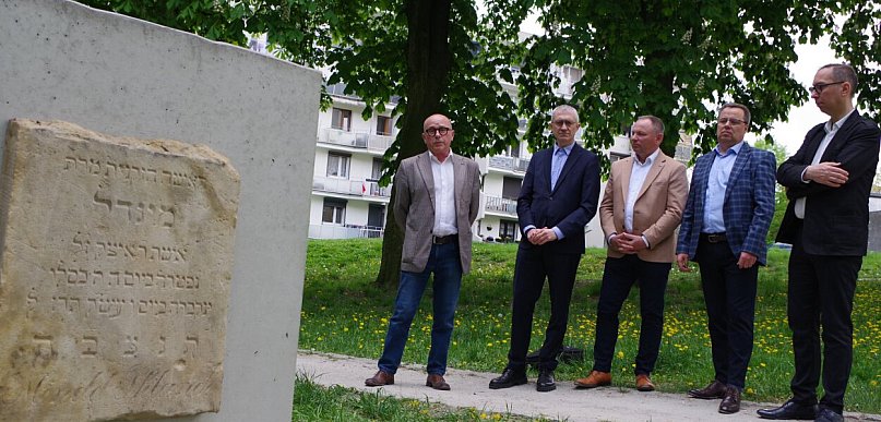 [Fot] Lapidarium w Pleszewie odsłonięte. Upamiętnienie dawnego kirkutu