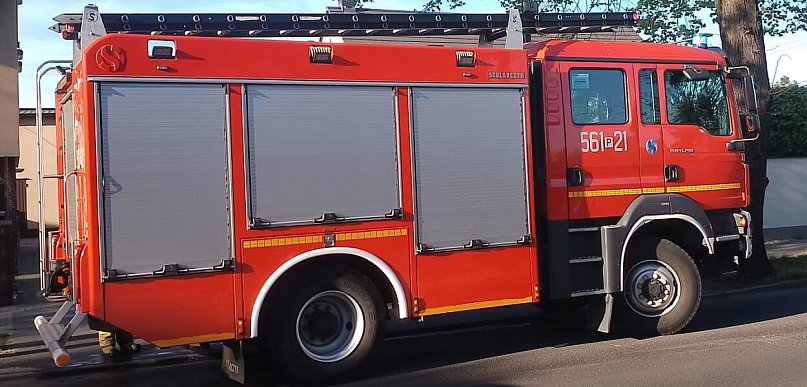 Myślała, że auto płonie. Strażacy przyjechali, a winny był… tłumik