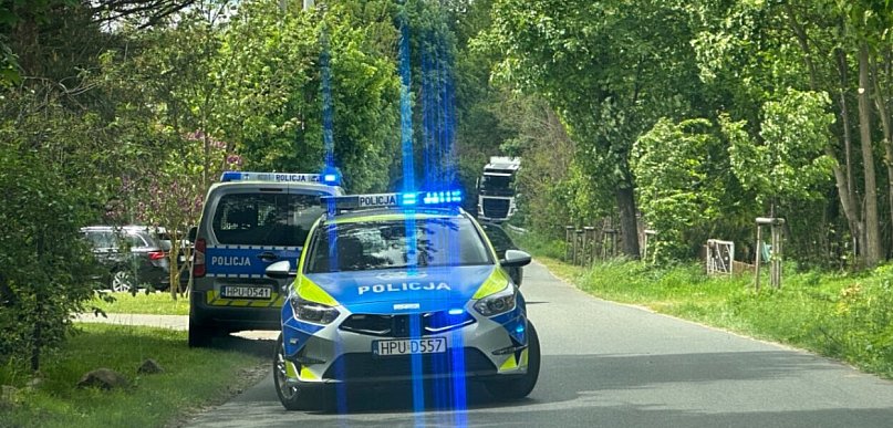 Ranny mężczyzna może mieć rany kłute. Policja przeczesuje okolice w Wilczy
