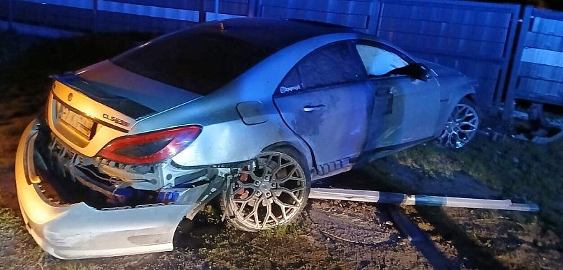 Nocny poślizg i rozbity Mercedes AMG. Sprawa wywołała falę komentarzy