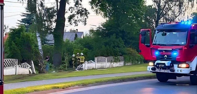 Kolejny samochód  niczym taran. Osobówka wjechała w płot posesji