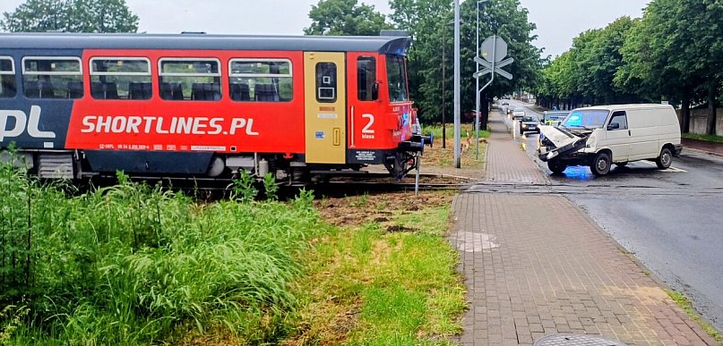 Zderzenie pociągu oraz samochodu dostawczego w samym centrum Pleszewa
