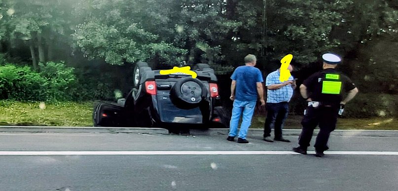 Jeden dachował, drugi uderzył w barierę obok McDonalda w Pleszewie