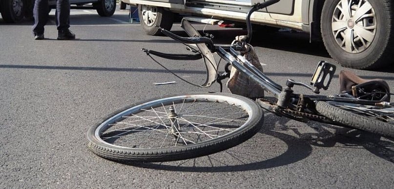 Groźny wypadek na Lipowej. Rowerzysta trafił do szpitala