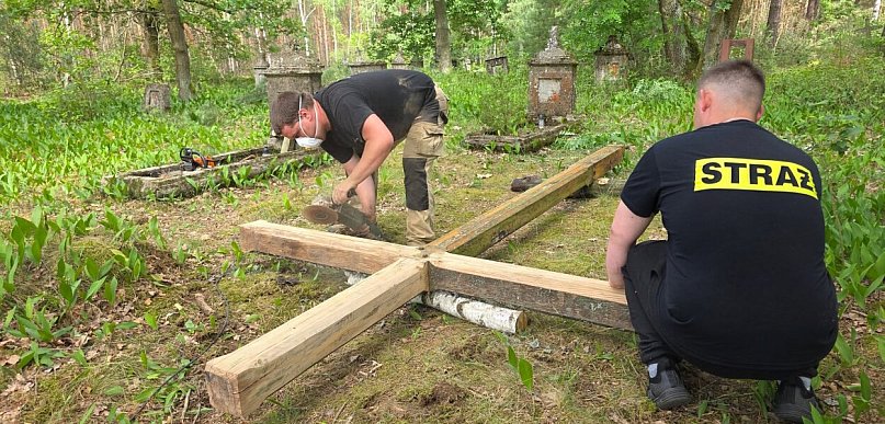 Katolicy posprzątali ewangelicki cmentarz osadników z  "żelaznych domów"