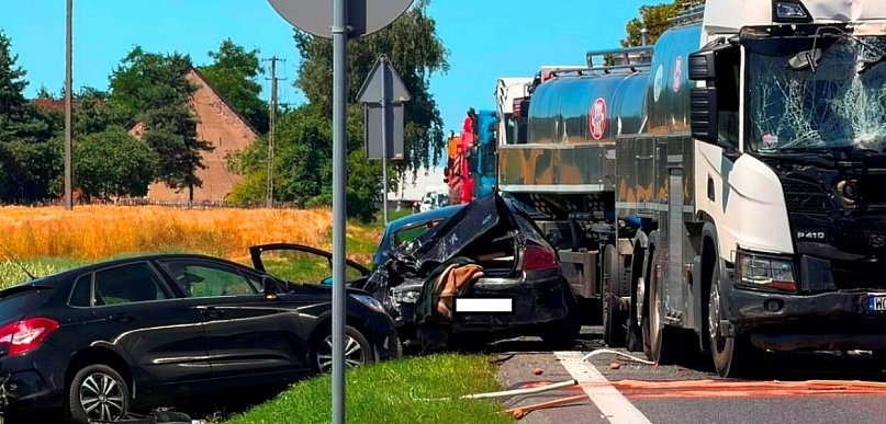 [Fot] Karambol na drodze krajowej w powiecie pleszewskim. Trasa zablokowana