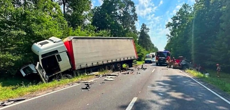 Śmierć na DK 11 pomiędzy Pleszewem a  Ostrowem. BMW uderzyło w cieżarówkę