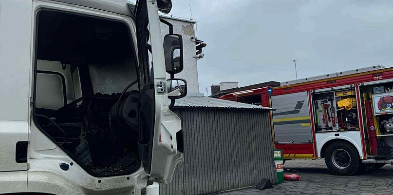 Interwencja straży przy ciężarówce w centrum miejscowości - 15258