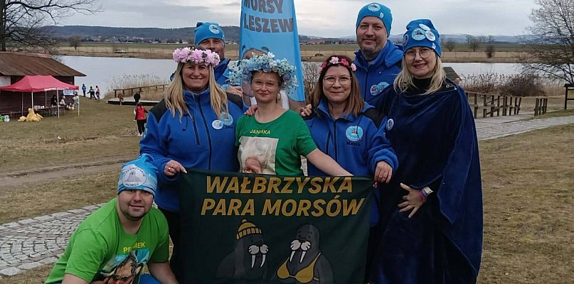 Kolorowe stroje, lodowata woda i gorące serca. Morsy z Pleszewa nie zwalniają