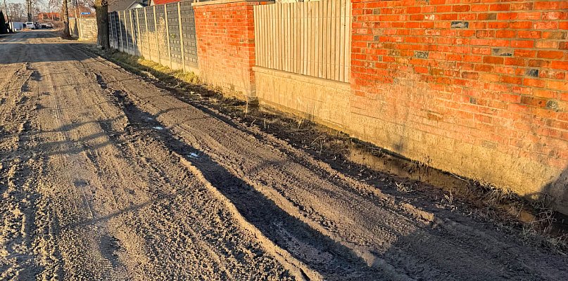 Mieszkańcy grzęzną w błocie pod Pleszewem i domagają się nowej drogi