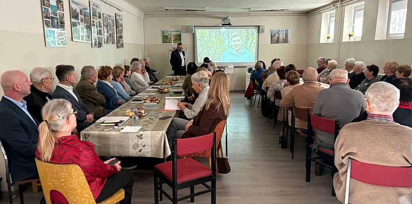 Seniorzy uczą się, jak chronić swoje pieniądze w sieci. Edukacyjne spotkanie