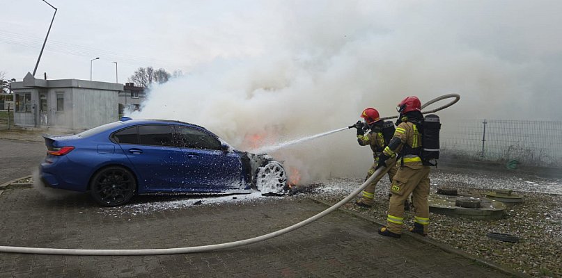 Samochód w płomieniach! Strażacy walczyli, by ogień nie przeniósł się dalej