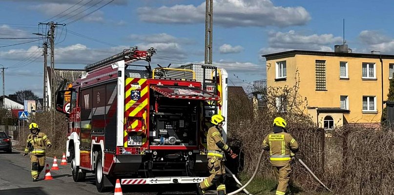 [Zdjęcia] Paliło się w Choczu. Na miejscu straż i policja
