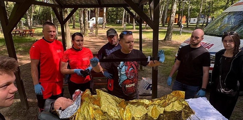 Praktyczna nauka bezpieczeństwa. Studenci zdobywają doświadczenie z ratownikami