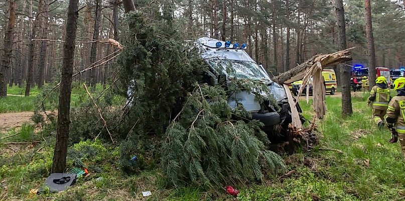 [Zdjęcia] Groźny wypadek w gminie Gizałki. Kierowca przewieziony do szpitala