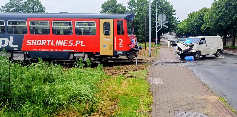 Zderzenie pociągu oraz samochodu dostawczego w samym centrum Pleszewa