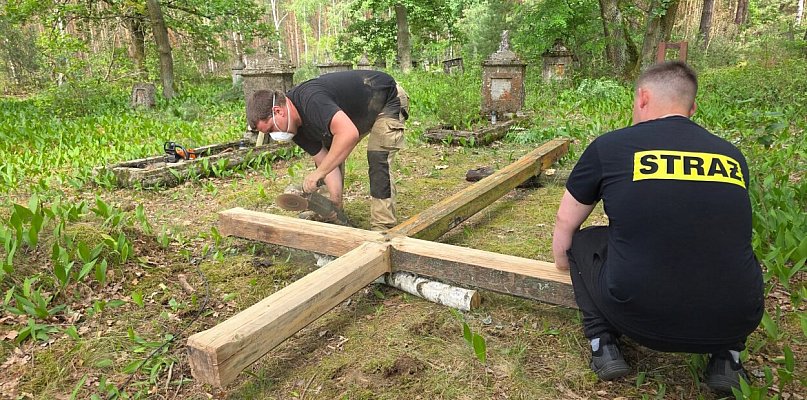 Katolicy posprzątali ewangelicki cmentarz osadników z  "żelaznych domów"