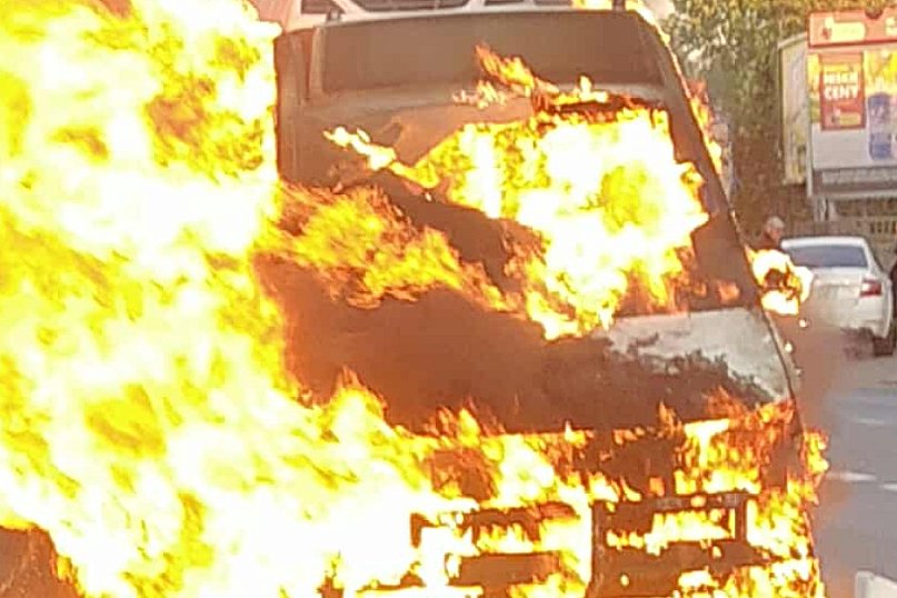 Płonący autobus PPL zatrzymał ruch krajowej