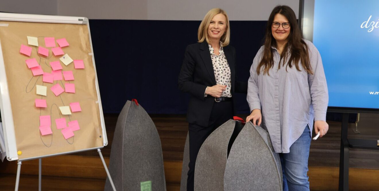 Po lewej stronie Zastępca burmistrza Izabela Świątek (odpowiedzialna za oświatę) podczas prezentacji kokonów. 