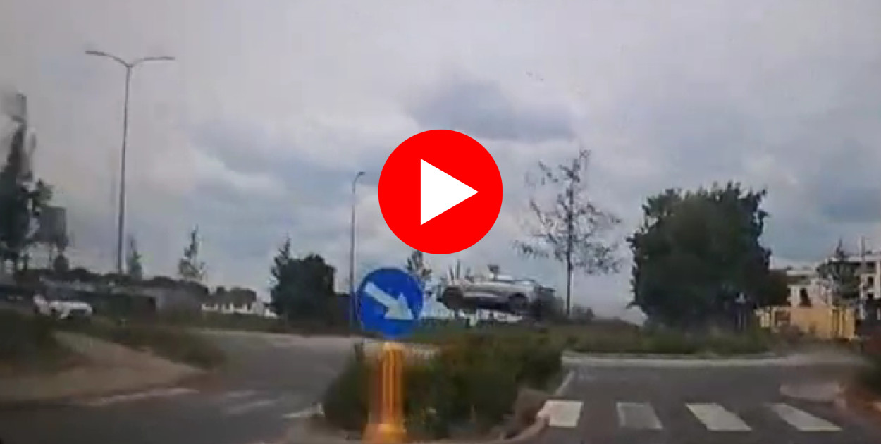 Samochód przeleciał nad rondem w Pleszewie [wideo]