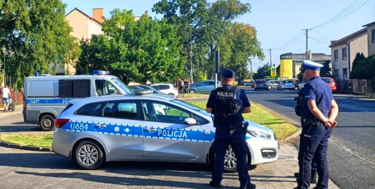 Patrole przy szkole w Taczanowie Drugim. Fot. KPP Pleszew