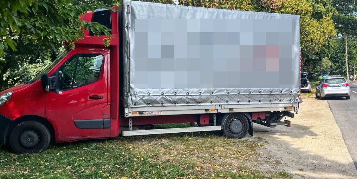 iężarówka z kompletnie pijanym kurierem za kierownicą.