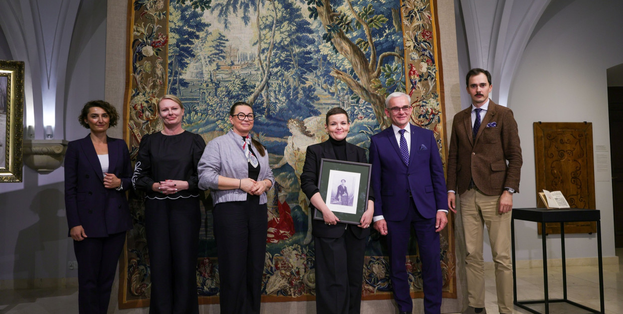Uroczystość przekazania odzyskanych dzieł. Trzecia od lewej  Paulina Vogt-Wawrzyniak - kierownik gołuchowskiego oddziału MN w Poznaniu. Fot. Danuta Matloch / MKiDN