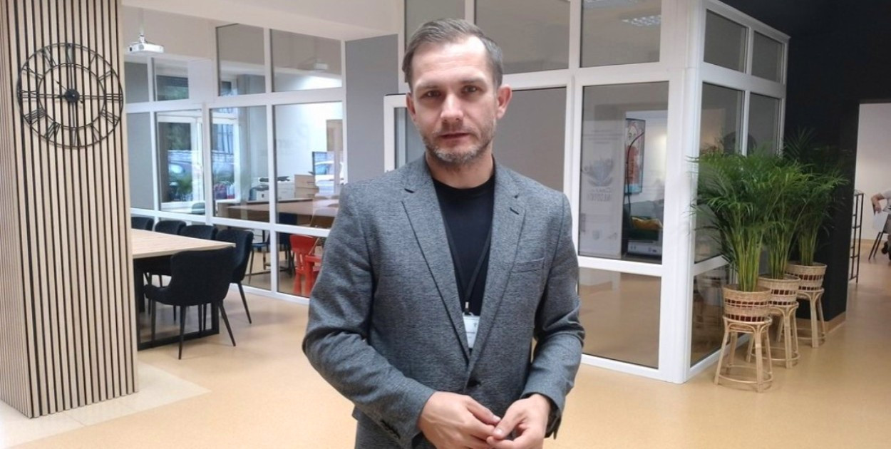 Dyrektor Piotr Janiak cieszy się z kolejnego sukcesu kierowanego przez niego PUP w Pleszewie.  