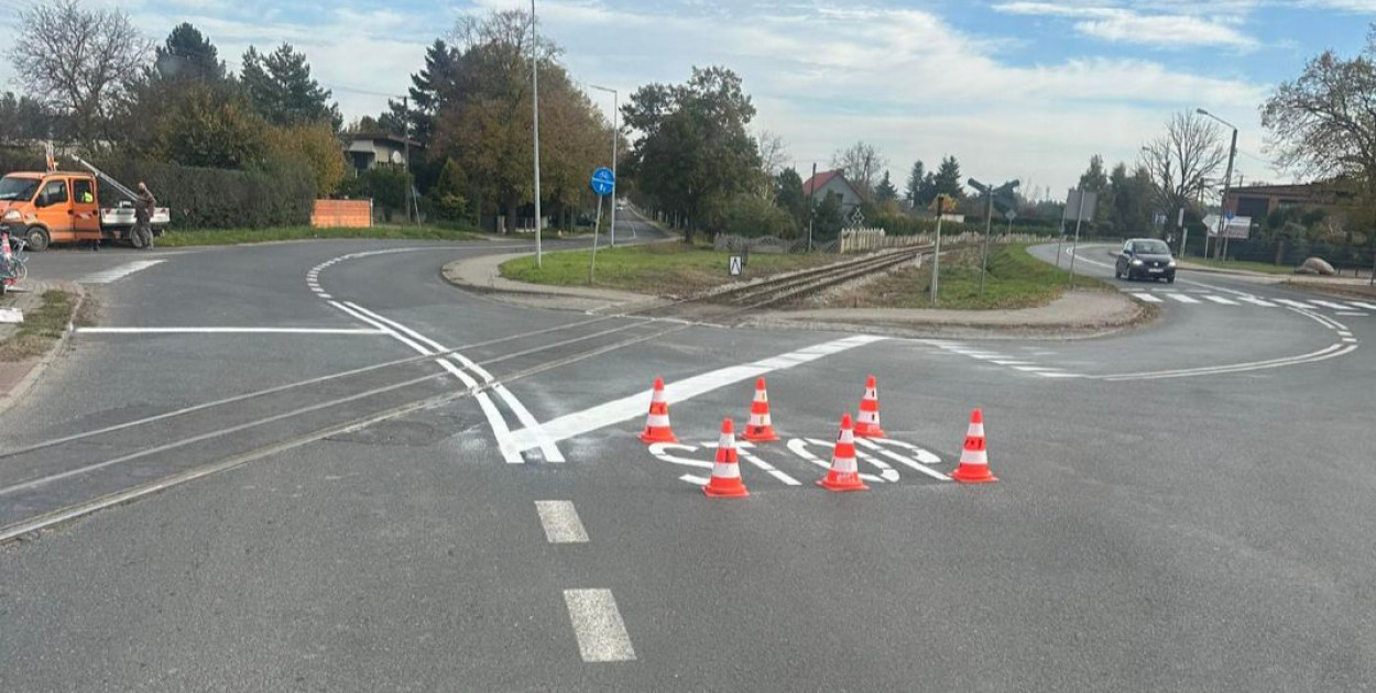 Powstawanie oznakowania \"STOP\" w Kowalewie - foto Czytelnik. 