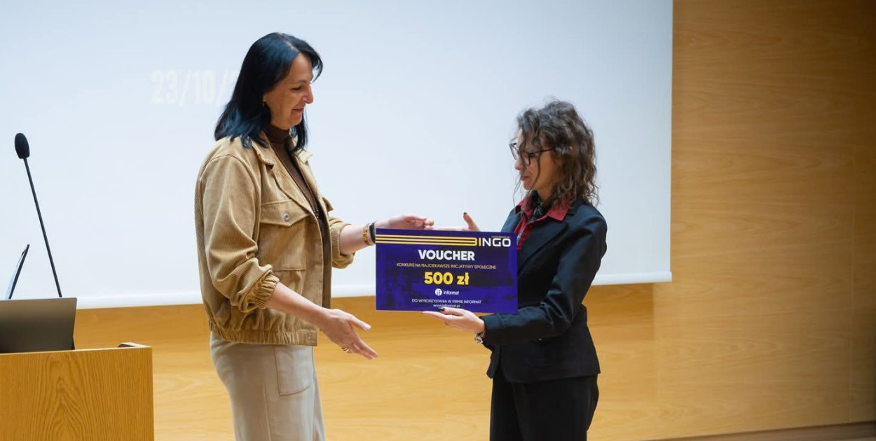 Prezes E. Witczak (z lewej) podczas odbierania nagrody. Fot. FB Stowarzyszenie Promyk