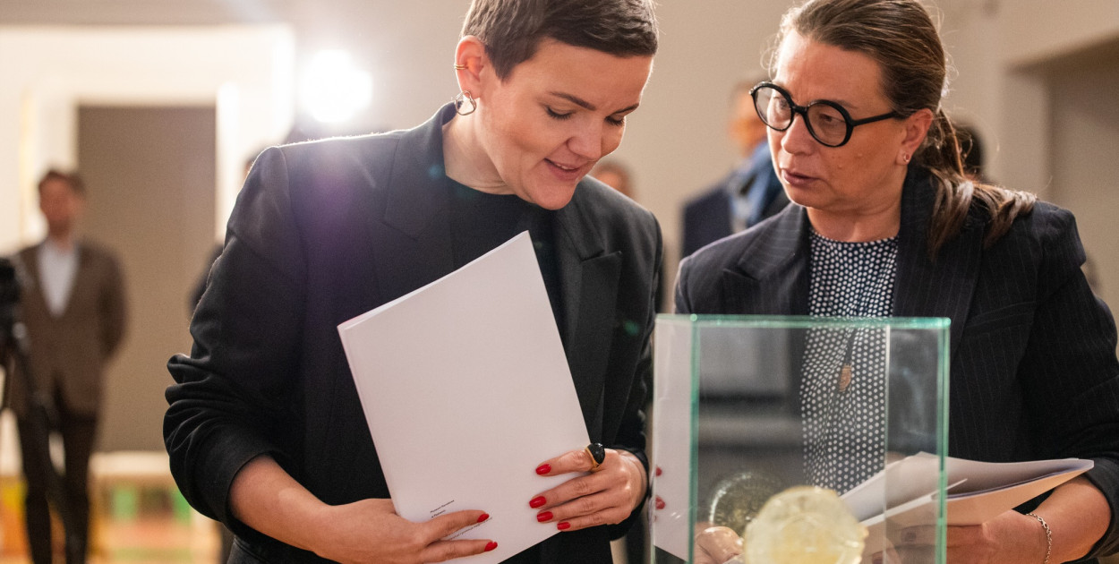 Cenny artefakt jest już w Polsce. Po  prawej Paulina Vogt-Wawrzyniak, kierownik gołuchowskiego oddziału Muzeum Narodowego. Foto. Muzeum Narodowe w Poznaniu