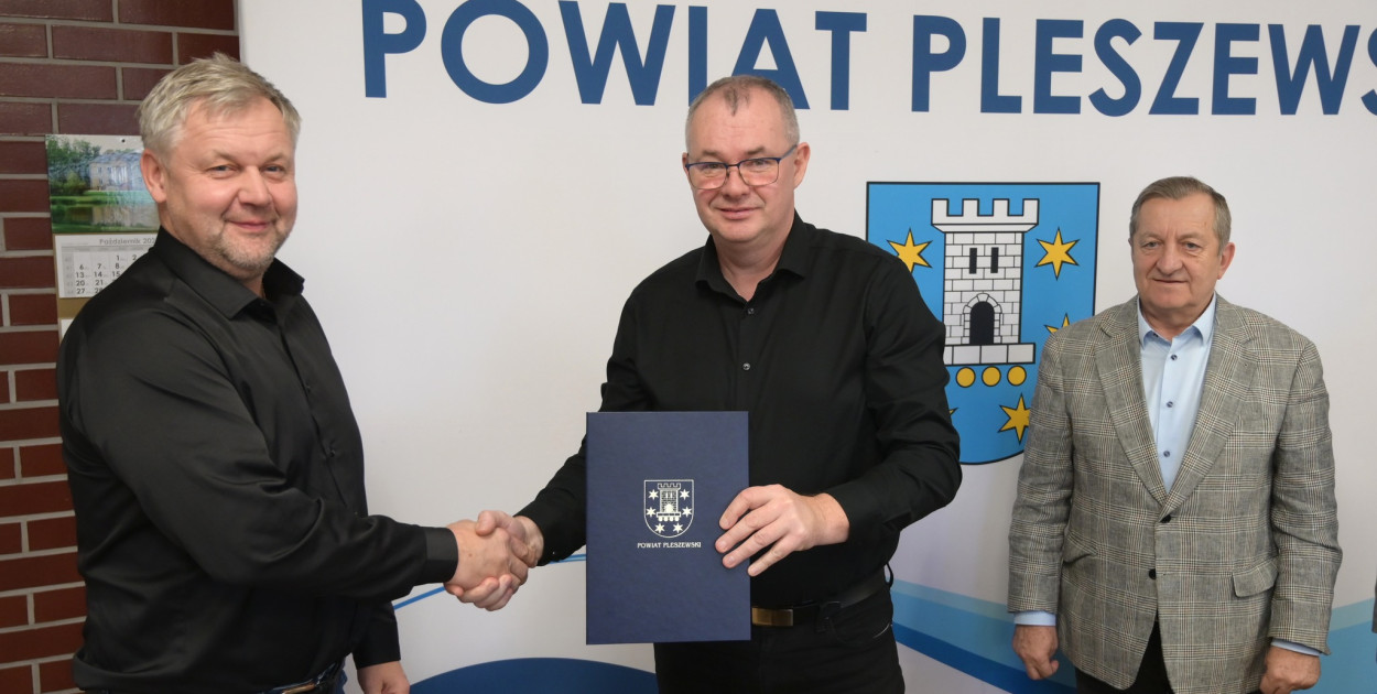 Na zdjęciu Marek Marzyński - wykonawca oraz (od lewej) Starosta Maciej Wasielewski i Wicestarosta Marek Zdunek. Fot. Starostwo Powiatowe w Pleszewie
