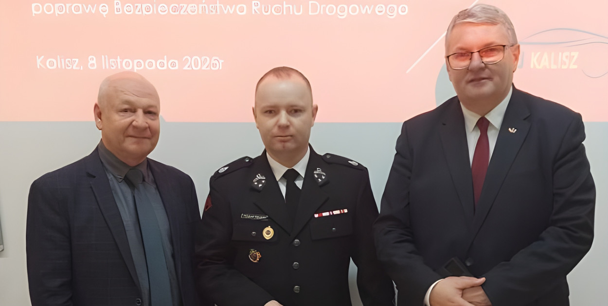 Od prawej wicemarszałek K. Grabowski i Prezes OSP Dobrzyca Radosław Pawlaczyk. Fot. OSP Dobrzyca 