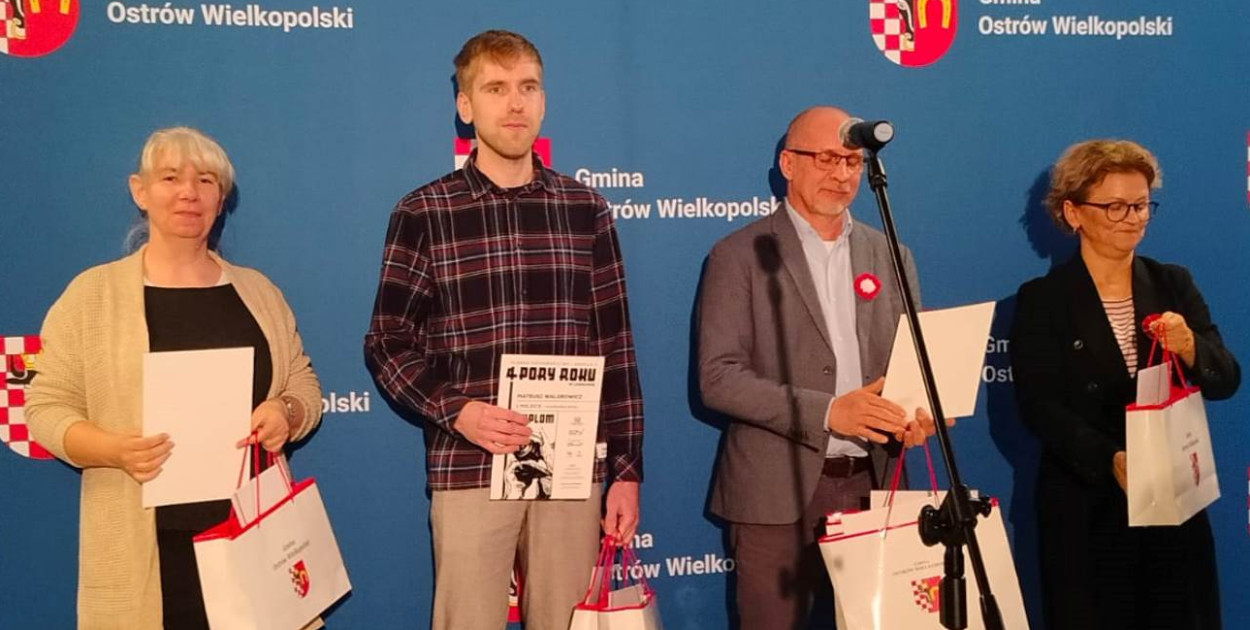 A. Piasecka (pierwsza z lewej) odebrała wyróżnienie z rąk  S. Nowickiej (pierwsza z prawej). Fot. Muzeum w Lewkowie