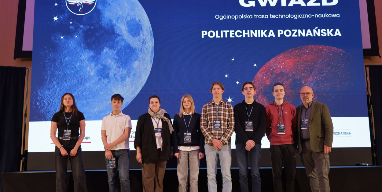 Uczniowie ze Staszka wraz z opiekunem Aleksandrem Wnukiem / Fot. Wielkopolskie Kuratorium Oświaty 