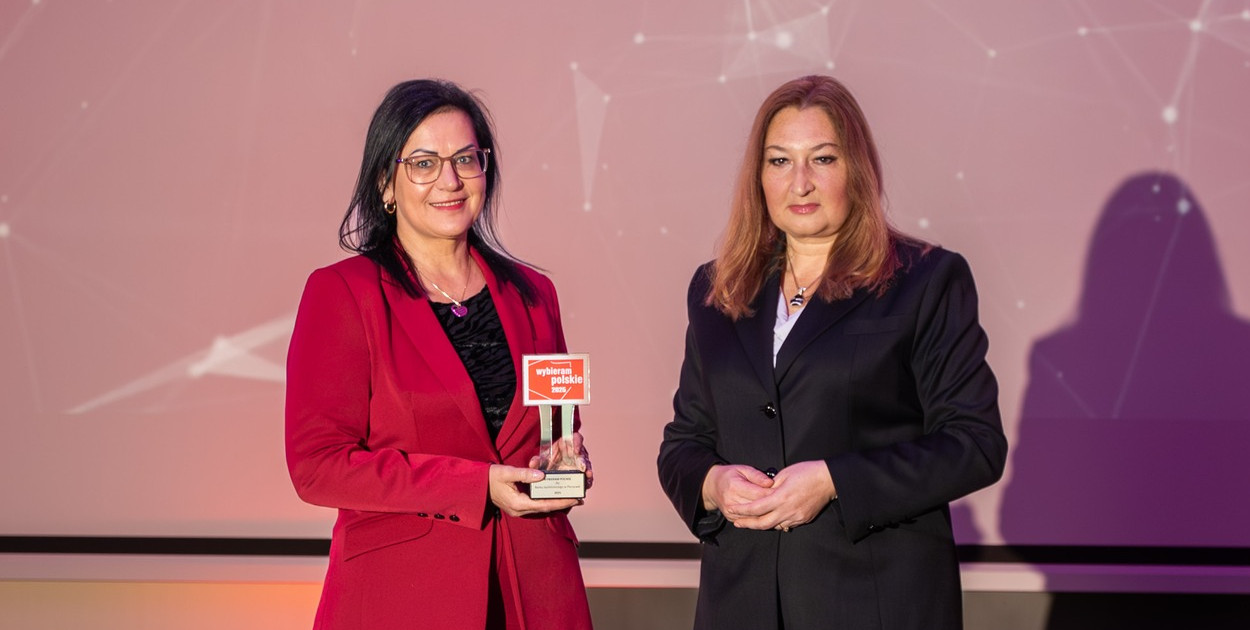 Prezes Walendowska (z lewej) ze statuetką „Wybieram polskie 2025”. Fot. FB BS w Pleszewie