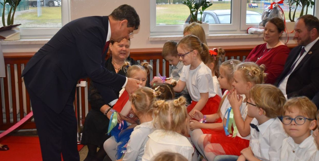 Przedszkolaków przywitał wójt Robert Łoza (Fot. UG Gizałki)
