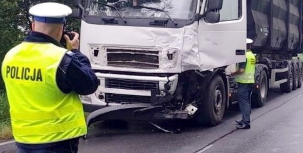 Dostawczak uderzył w ciężarówkę  w Niniewie. Trwają czynności wyjaśniające