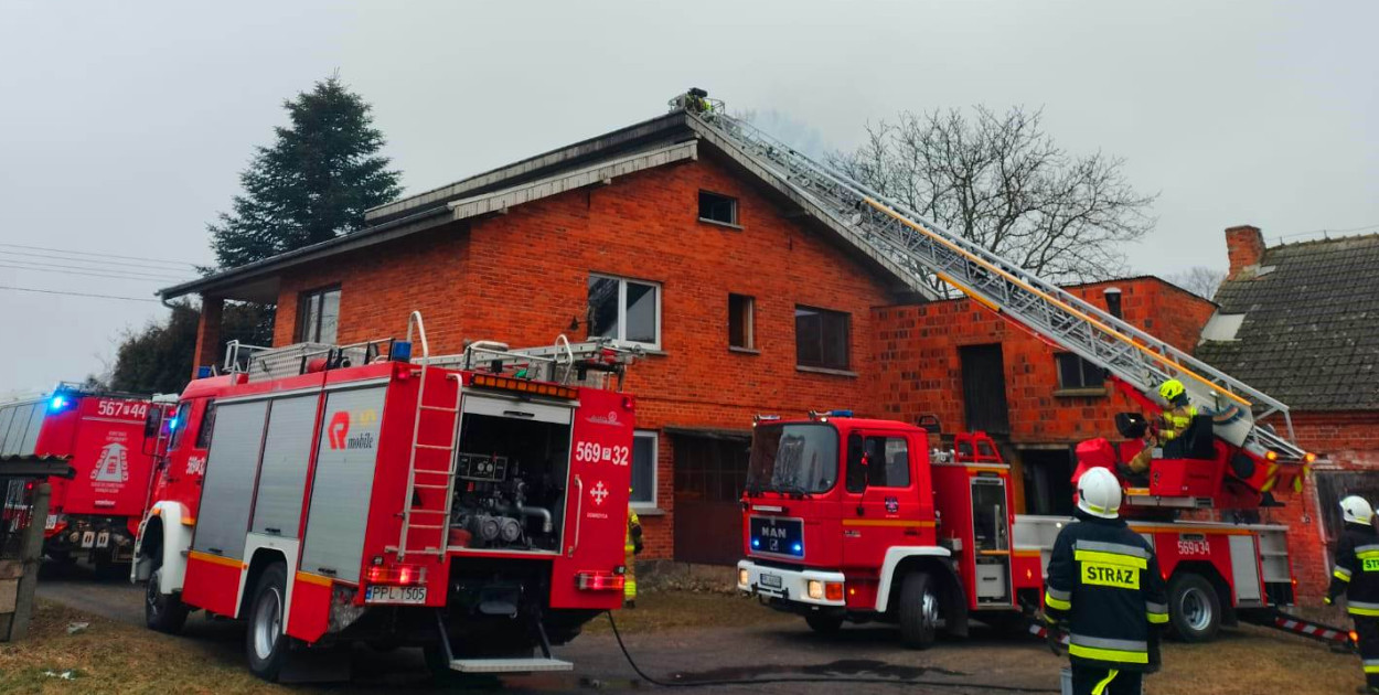 [Zdjęcia] Pożar w domu jednorodzinnym pod Dobrzycą