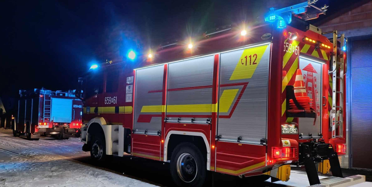 Straże z powiatu skierowano do dwóch jednoczesnych pożarów w domach