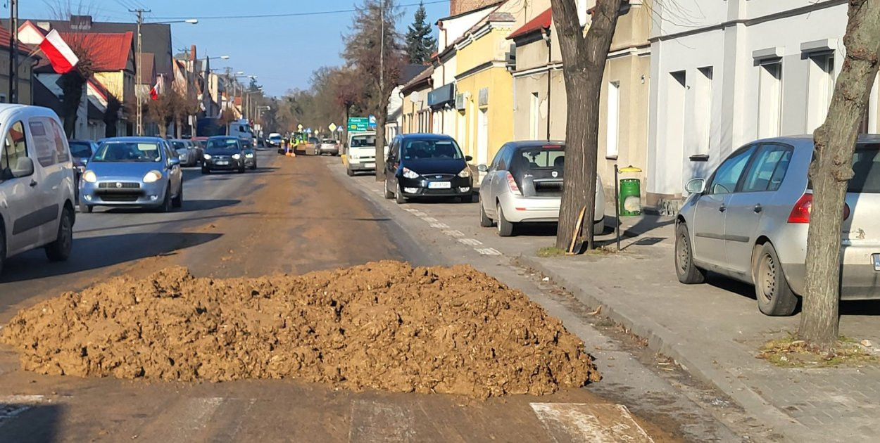 Wielkopolska: śmierdząca sprawa na ulicy. Obornik trzeba było posprzątać