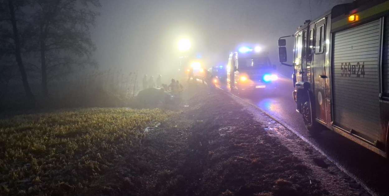 Auto poza jezdnią, służby w akcji. Niebezpieczny finał porannej jazdy