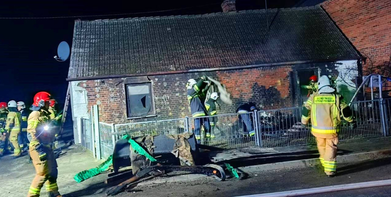 [Fot] Pożar domu pod Czerminem. Pięć zastępów walczyło w nocy z płomieniami