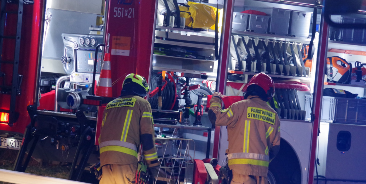 Pożar domu pod Czerminem. Pięć zastępów walczyło w nocy z płomieniami