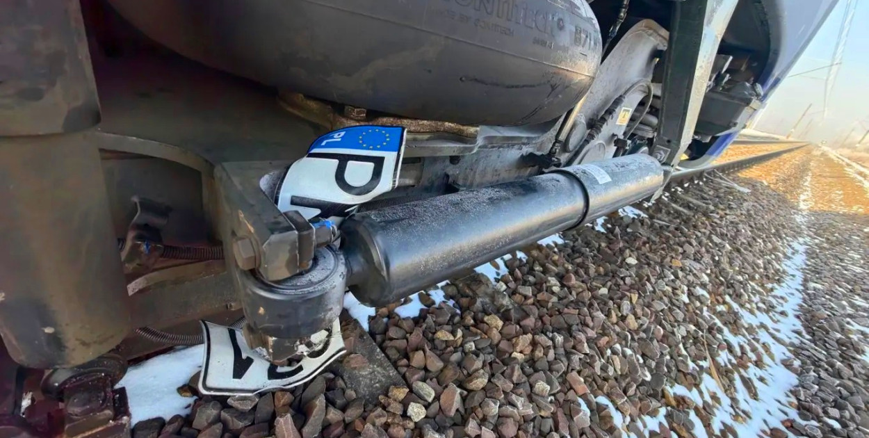 Osobówka, na przejeździe, wjechała pod pociąg. Akcja w sąsiednim powiecie