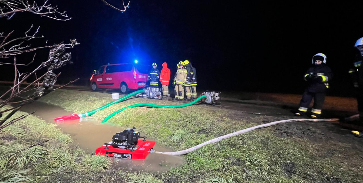[Zdjęcia] Nocna walka strażaków z żywiołem. Woda wdarła się na posesję