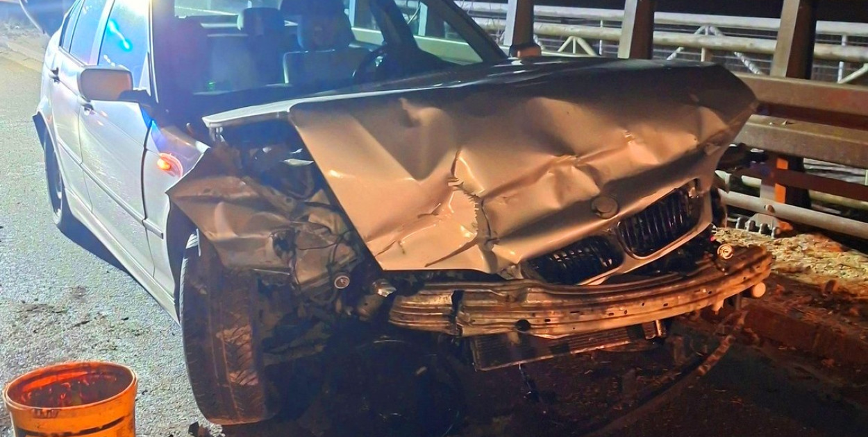 [Zdjęcia] Kierowca BMW uderzył w barierę na drodze Dobrzyca - Pleszew