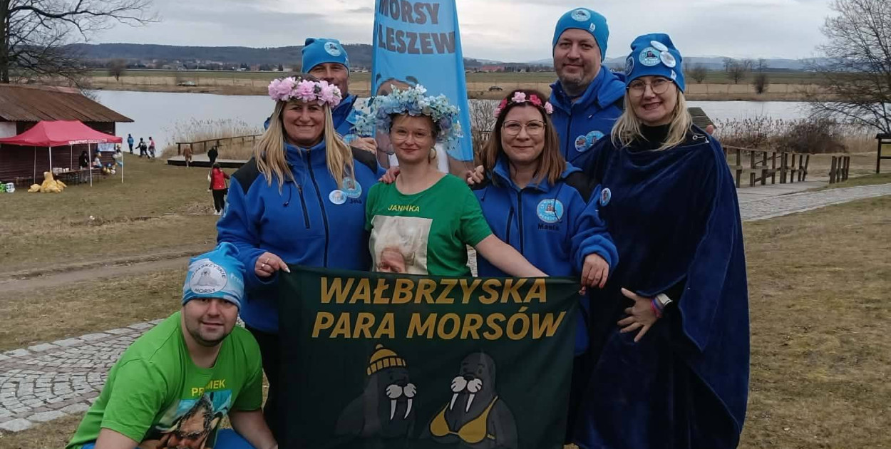 Kolorowe stroje, lodowata woda i gorące serca. Morsy z Pleszewa nie zwalniają