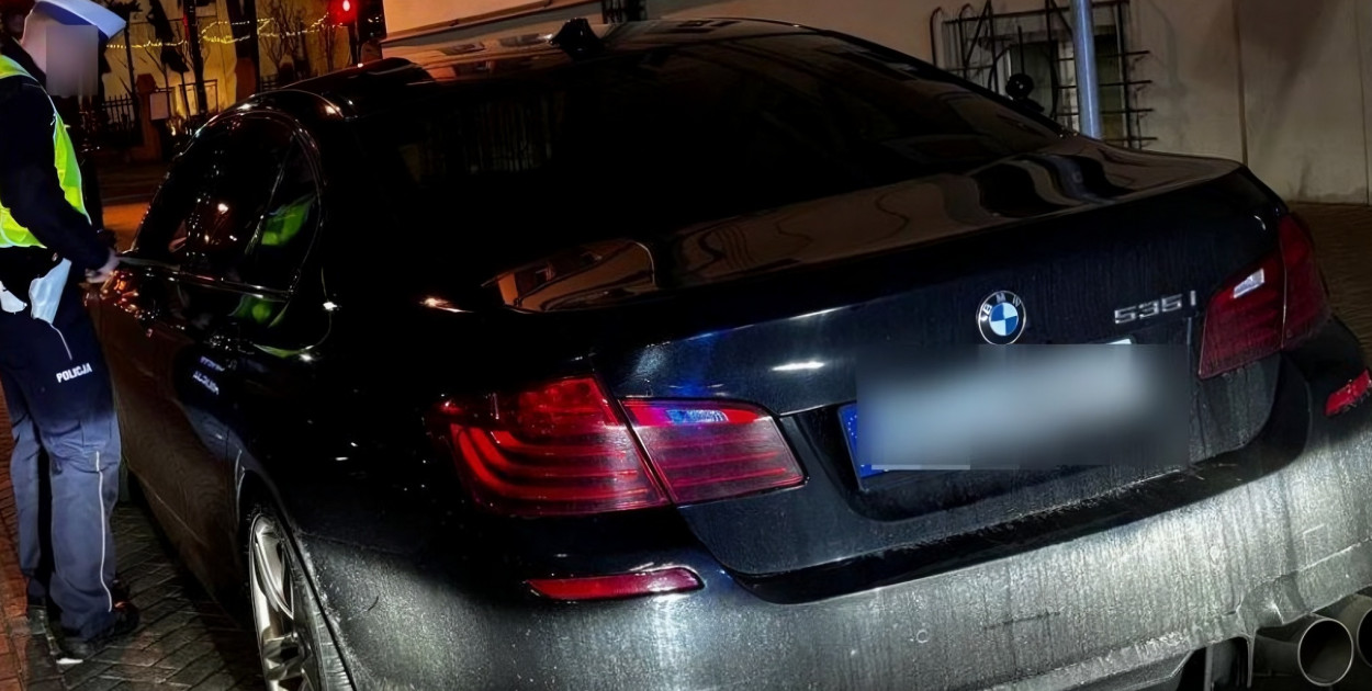 Młody kierowca drifftował  swoim BMW na ulicy w Pleszewie. Słono zapłaci